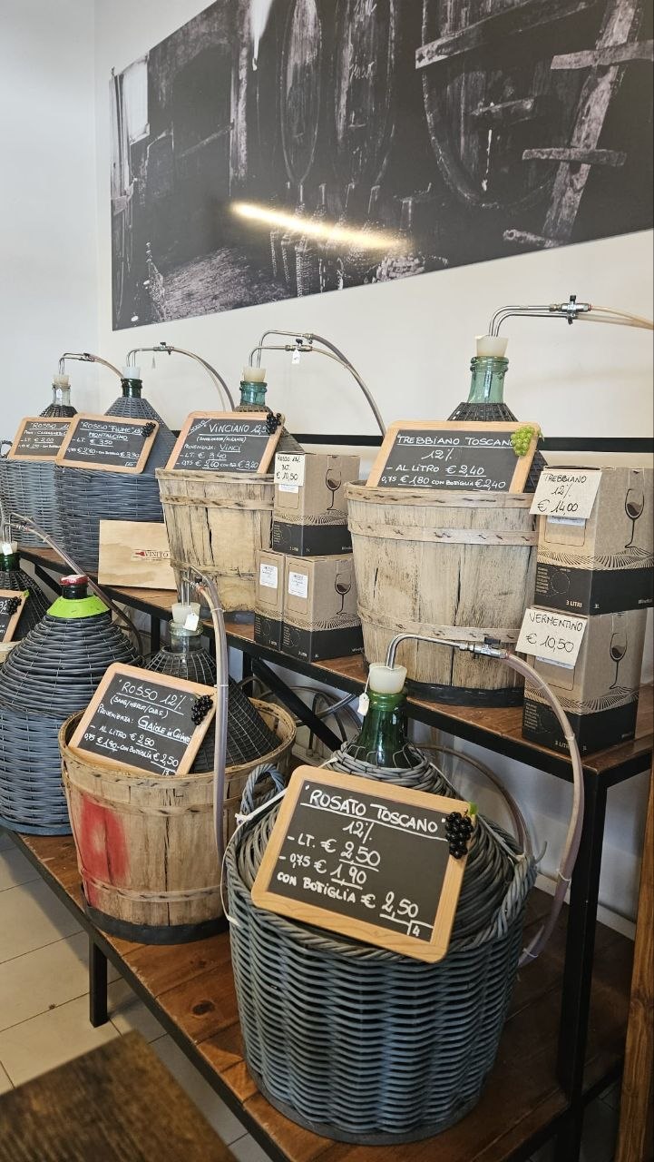 Damigiane di vino sfuso toscano nella cantina VINITO a Calenzano